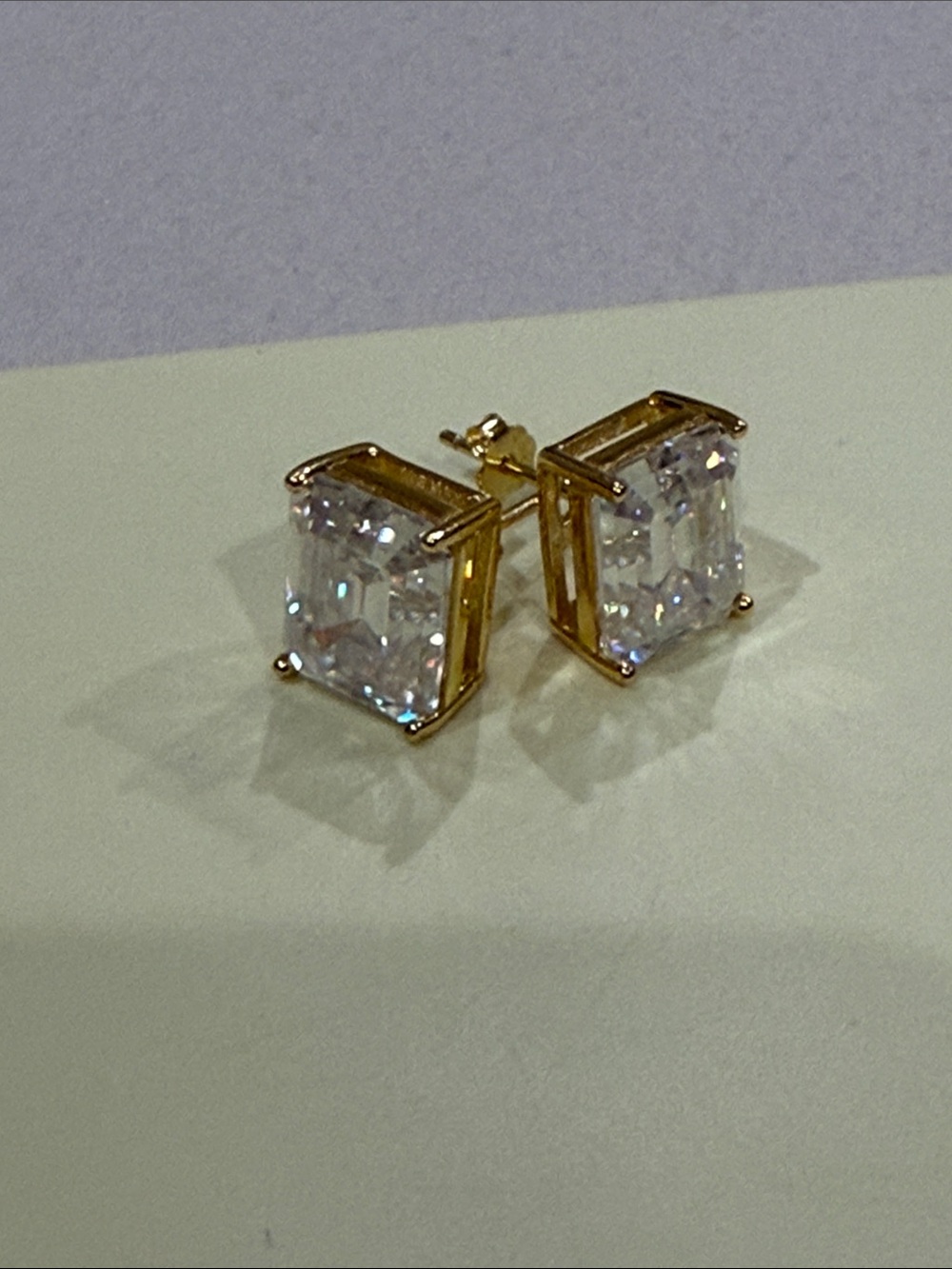 Gold-Setting Clear emerald moissanite 10 carats gra certificate